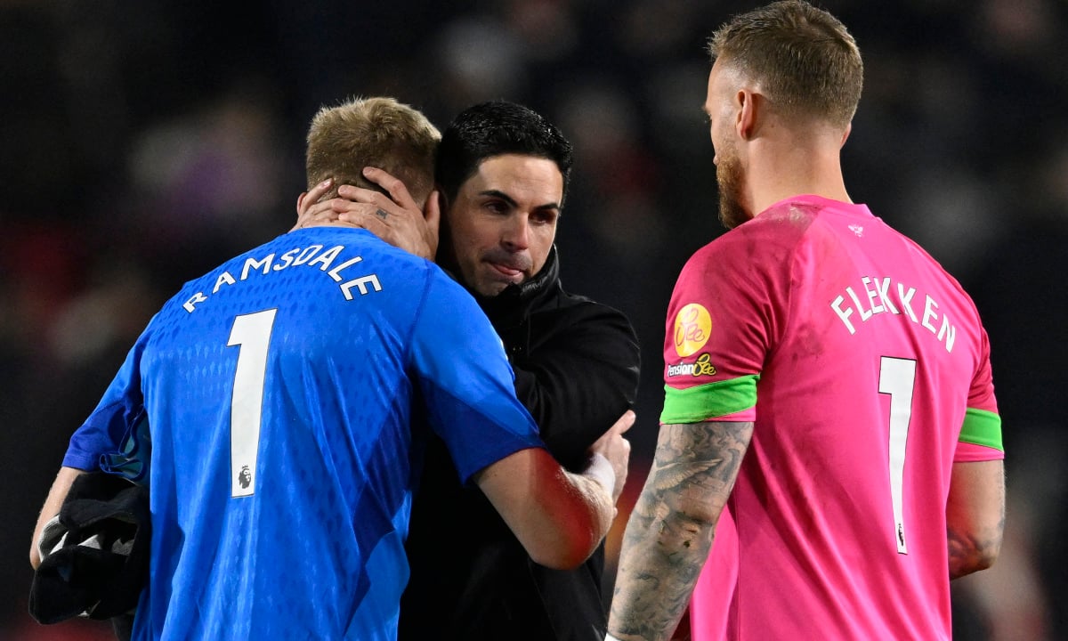 Neville: 'Arteta là lý do khiến Ramsdale mắc lỗi'