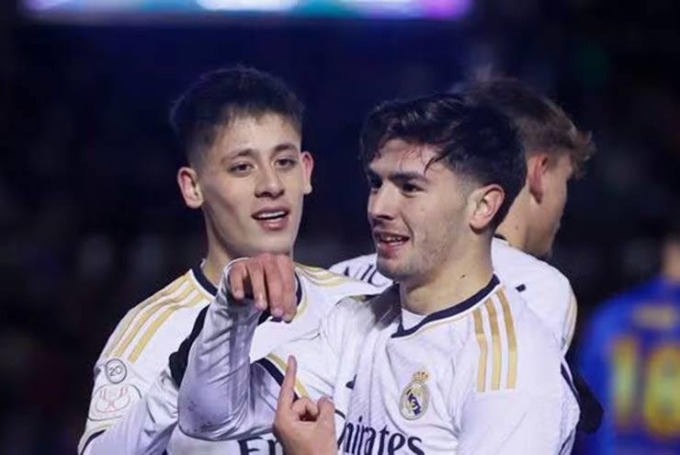 Guler (à gauche) célèbre son but avec Brahim Diaz lors de la victoire 3-1 du Real contre Arandina en 1/16 de finale de la Coupe du Roi, le soir du 6 janvier, au stade El Montecillo. Photo : EFE