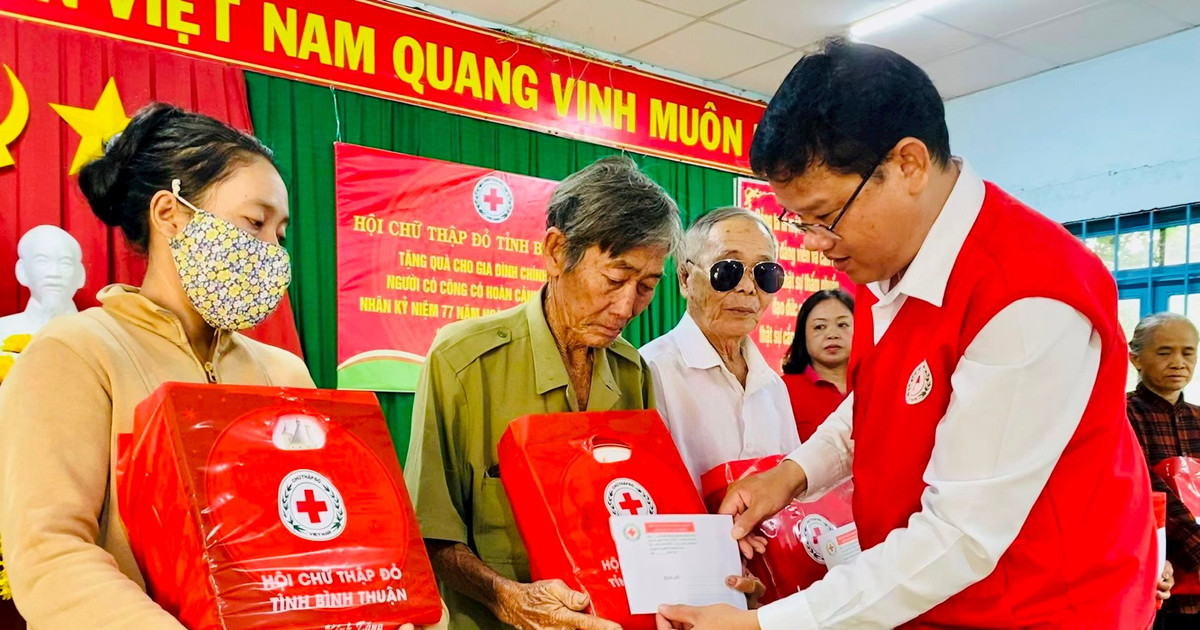 La Sociedad Provincial de la Cruz Roja de Binh Thuan entrega obsequios a las familias de los asegurados