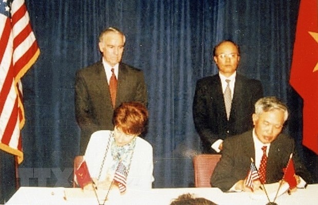 Le ministre du Commerce Vu Khoan (couverture droite) et la représentante américaine au Commerce Charlene Barshefsky ont signé l'accord commercial Vietnam-États-Unis à Washington D.C. le 13 juillet 2000. Photo : VNA