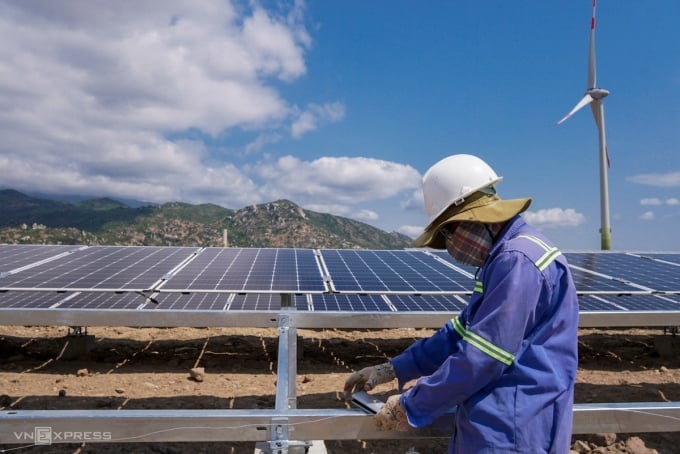 Des ouvriers construisent un projet d'énergie solaire à Ninh Thuan, février 2019. Photo : Quynh Tran