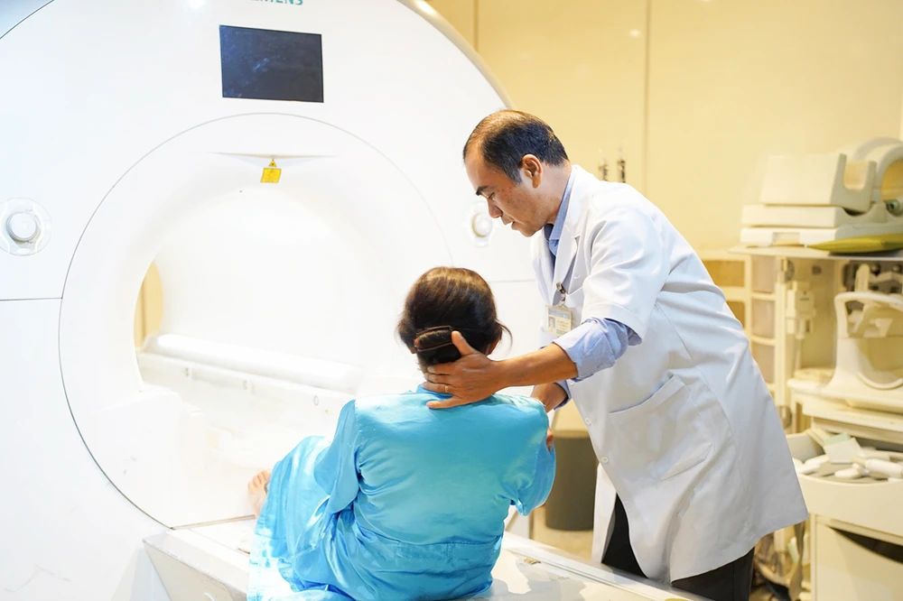 Technicians of the Department of Diagnostic Imaging at Cho Ray Hospital assist patients with MRI scans for health check-ups