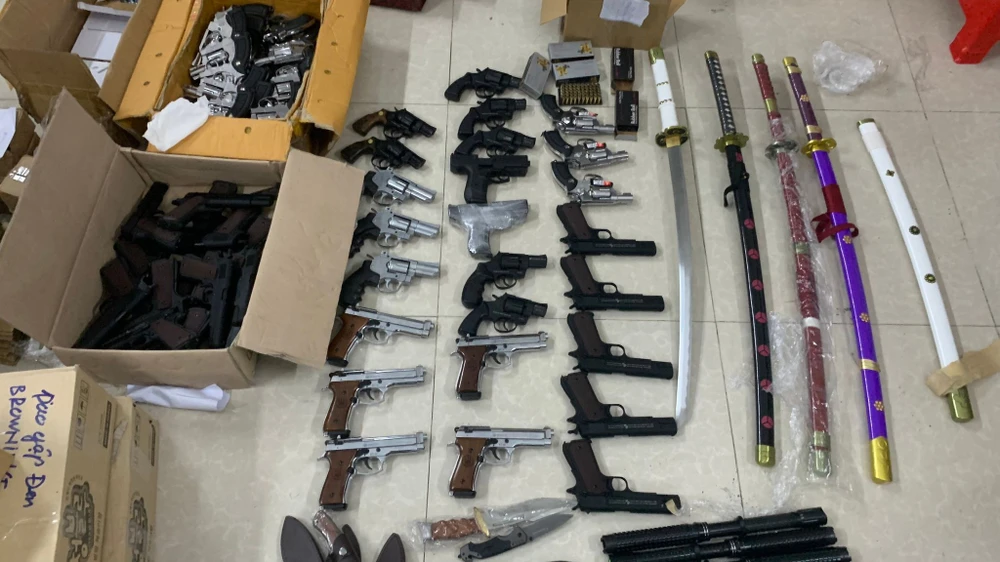 Ho Chi Minh City police seized guns, bullets, support tools, swords... earlier.