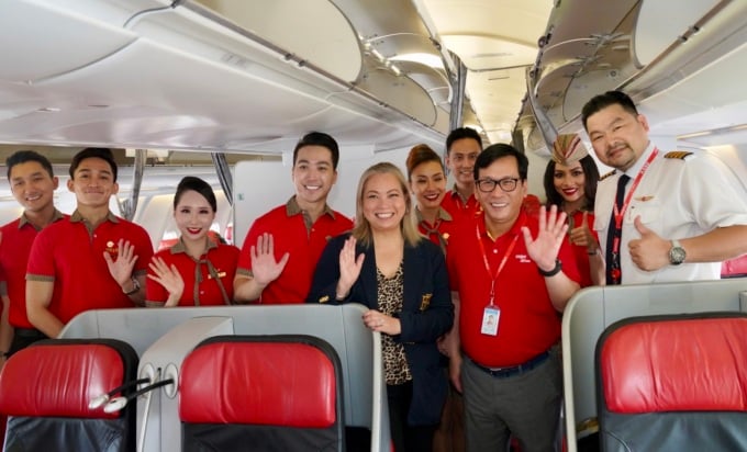 Vietjet-CEO Dinh Viet Phuong und die Vietjet-Crew machen den ersten Flug von Ho-Chi-Minh-Stadt nach Brisbane