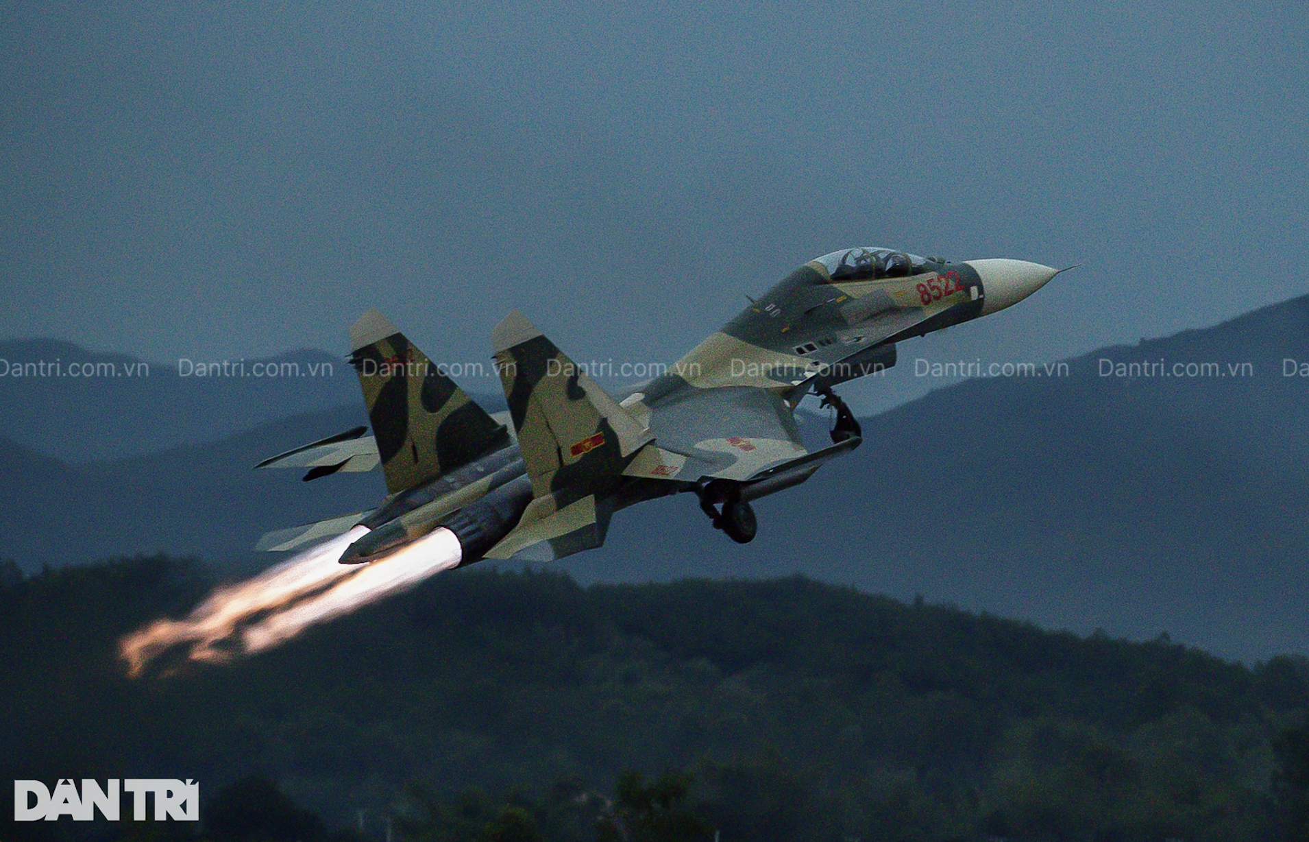 Des chasseurs Su-27 et Yak-130, des hélicoptères « cracheurs de feu » détruisent des cibles d'exercice