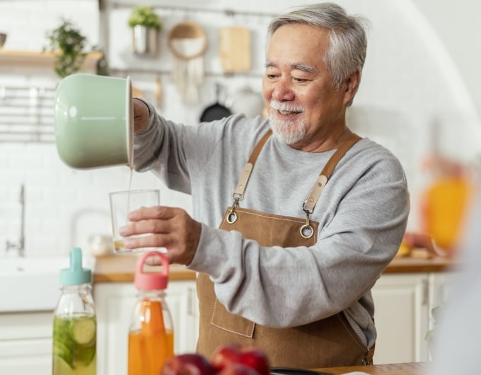 Uống đủ nước, ăn nhiều rau quả... giúp giảm táo bón, giảm tình trạng tiểu không tự chủ. Ảnh: Freepik