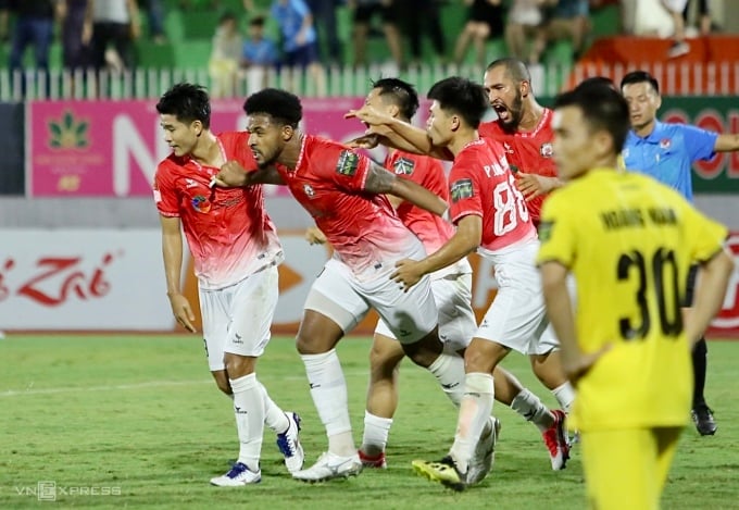 Rafaelson (second from left) scored the equalizer 1-1 for Binh Dinh against Hai Phong. Photo: Dong Huyen