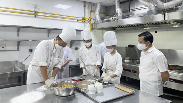 食中毒を最小限に抑えるための対策を同時展開する