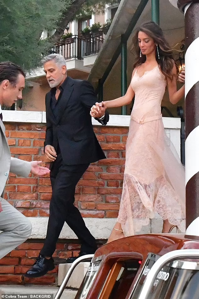 Tài tử George Clooney bám vợ không rời tại Venice - Ảnh 9.