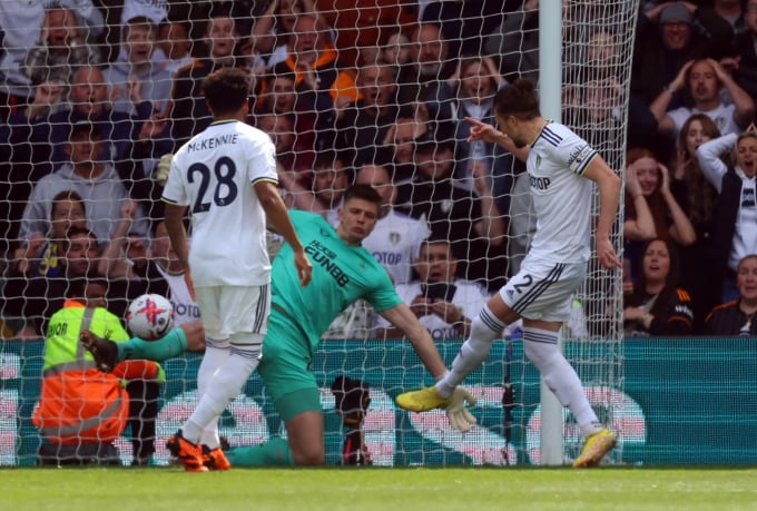 Ayling abrió el marcador para el Leeds en el partido de la noche del 13 de mayo. Foto: Reuters