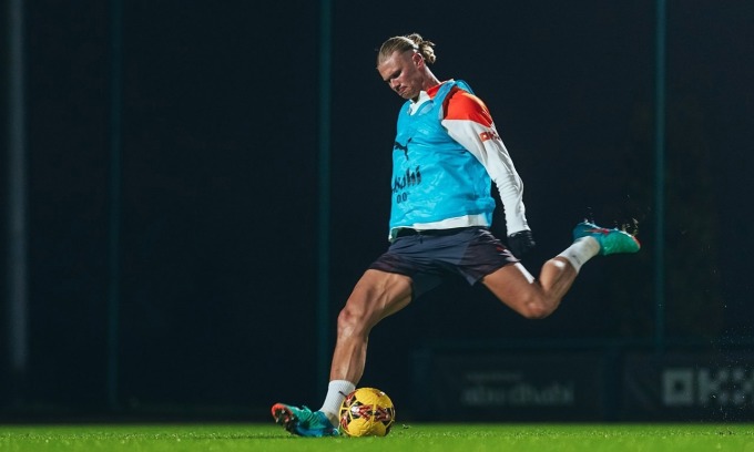 Haaland dispara durante una sesión de entrenamiento con el equipo del Manchester City en la noche del 3 de enero en Manchester, Inglaterra. Foto: mancity.com