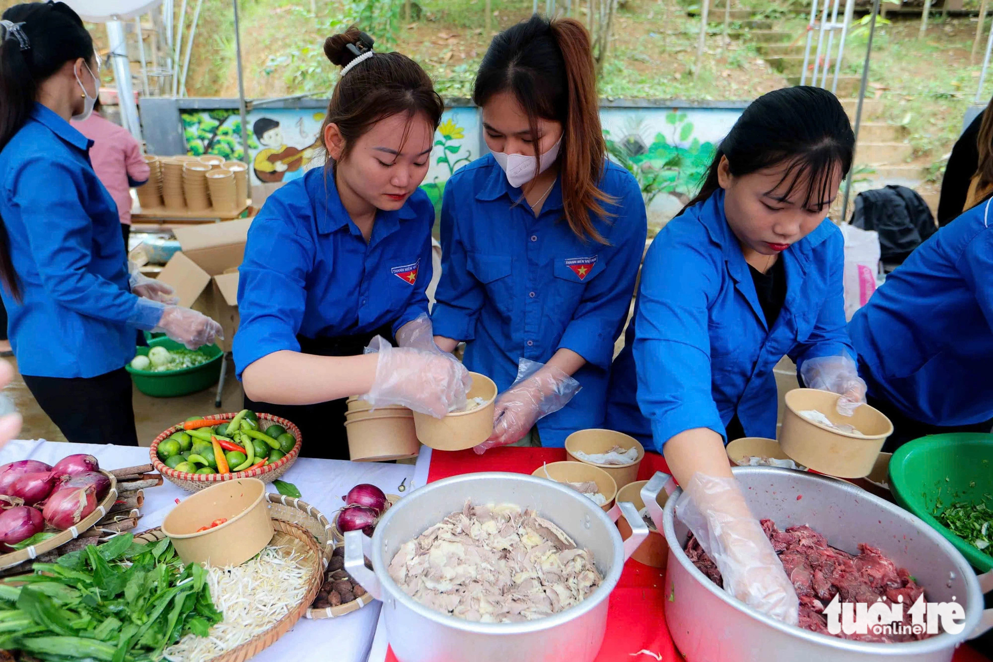 Ngày của phở 12-12: Cả trăm người ăn phở nóng ấm giữa mùa đông vùng cao - Ảnh 11.