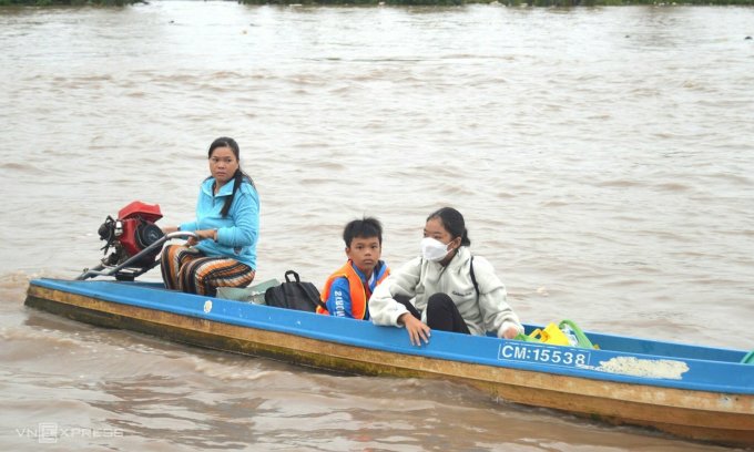 นางหาง จ.ดำดอย กำลังขับเรือรับลูกๆ ไปร่วมพิธีเปิดงานเช้าวันที่ 5 ก.ย. ภาพโดย : ชู๊ก ลี
