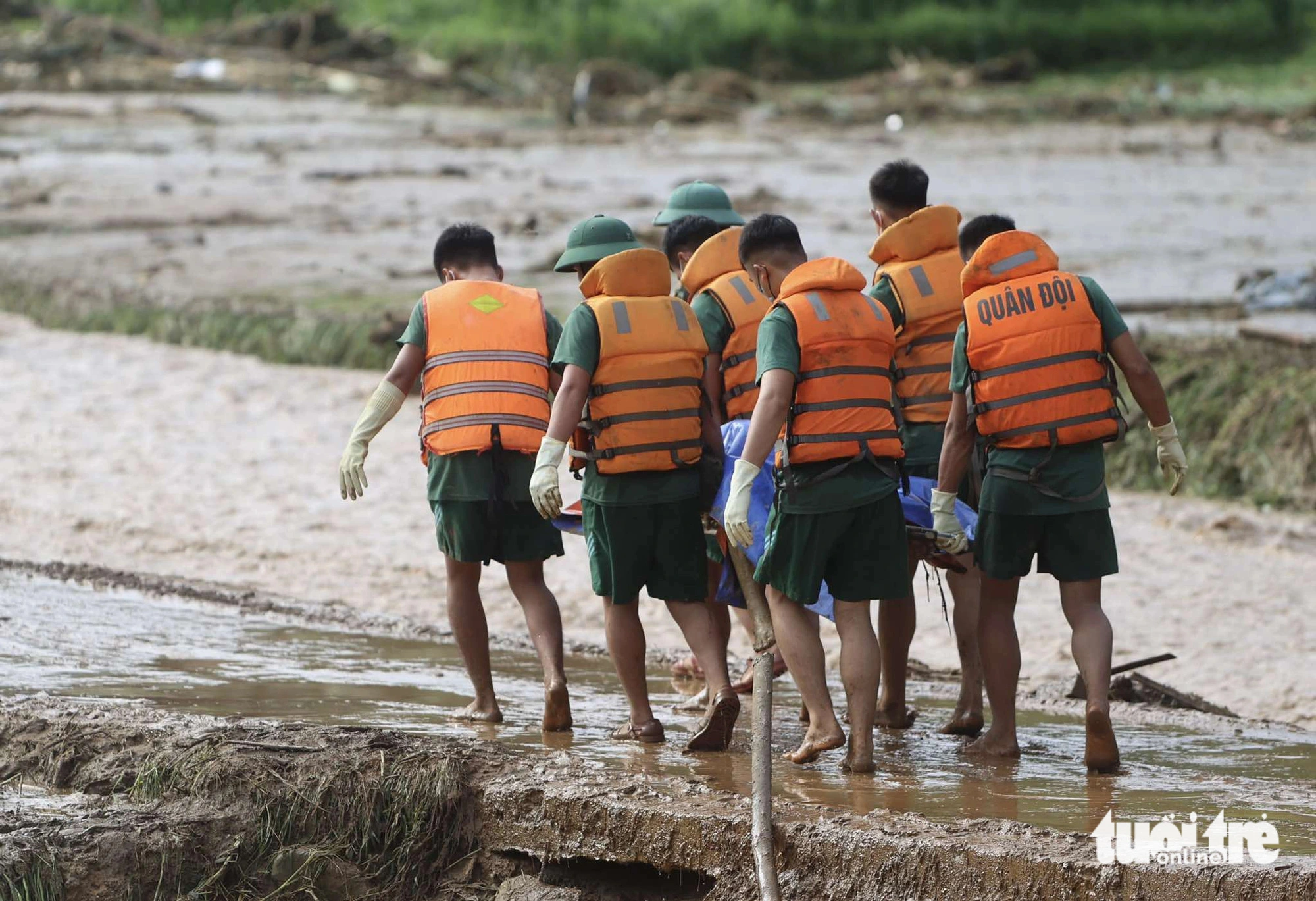 (ផ្សាយផ្ទាល់) ទឹកជំនន់ជន់លិចនៅ Lang Nu, Lao Cai៖ រកឃើញសាកសព ៣ នាក់ទៀតហើយ