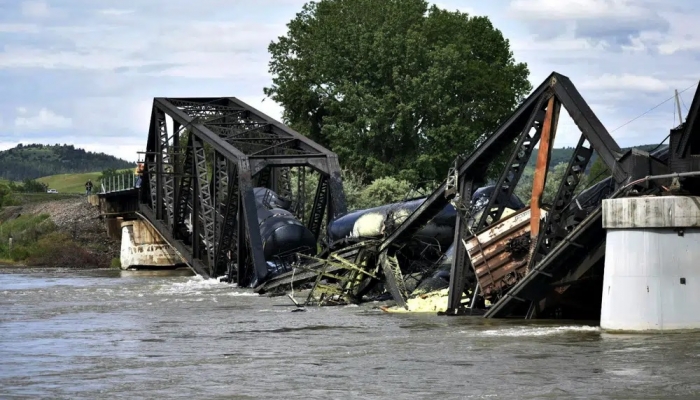 Se derrumba un puente en EE.UU. y muchos vagones de carga caen al río