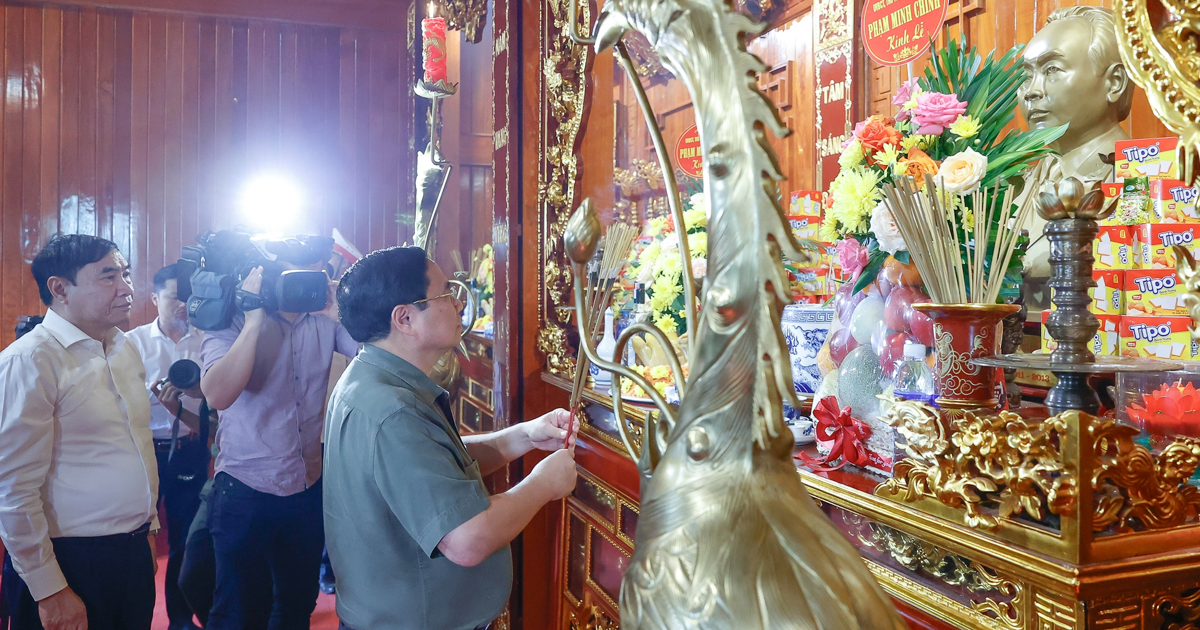 Le Premier ministre offre de l'encens au général Vo Nguyen Giap, rendant hommage aux héros de Dien Bien