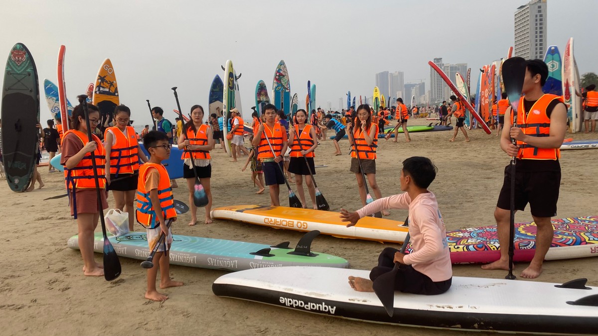 Young people eagerly paddle Sup to watch the sunrise on Da Nang beach photo 2