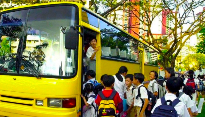 In many countries around the world, school buses are often painted dark yellow because of their ability to attract attention. (Illustration photo)