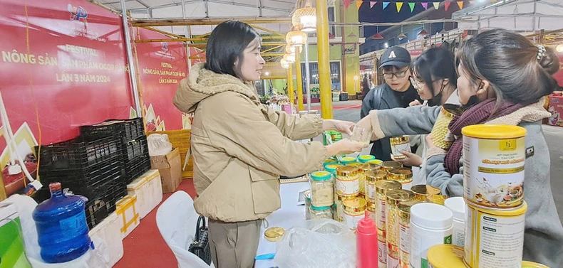 하노이는 일련의 OCOP 박람회, 쇼핑 축제, 농업 축제를 개최합니다. 사진 1