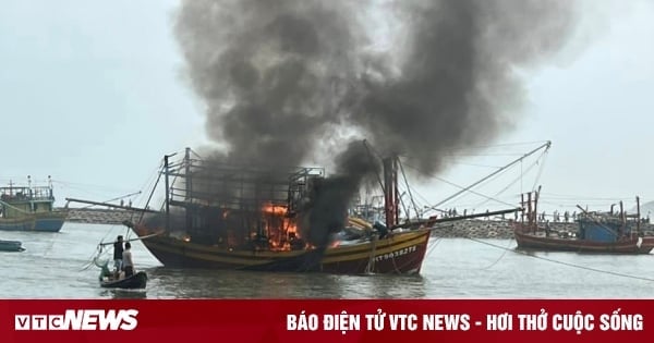 Fischerboot in Ha Tinh geriet heftig in Brand