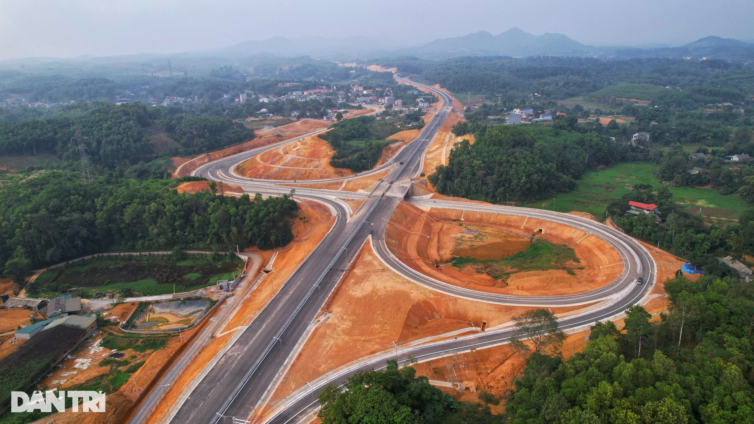 Along Tuyen Quang - Ha Giang, a large highway construction site is taking shape.