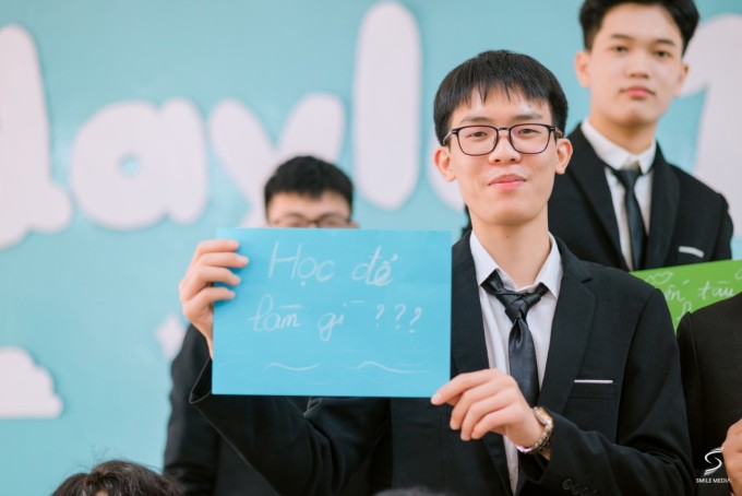 Nguyễn Đăng Huy chụp ảnh kỷ yếu với bạn bè, hồi tháng 3/2023. Ảnh: Nhân vật cung cấp