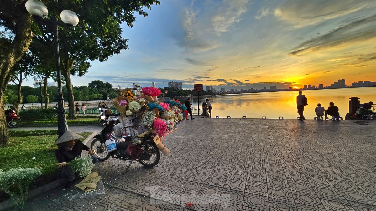 Viele Menschen strömen zum Westsee, um im Frühherbst in Hanoi den wunderschönen Sonnenuntergang zu erleben. Foto 4