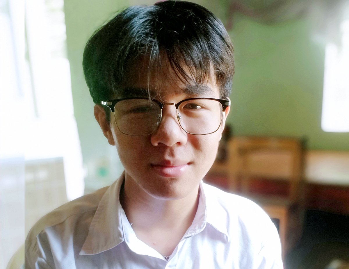 Male student overcomes difficulties to become valedictorian of Nghe An