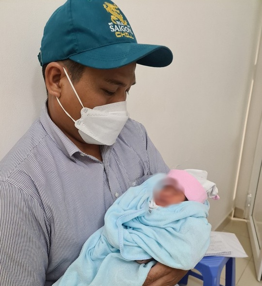 Qúa sức chịu đựng tử cung rách từ vết mổ cũ thai nhi chui ra ổ bụng mẹ - Ảnh 2.