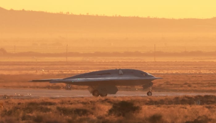 Der neue amerikanische Bomber B-21 Raider absolviert seinen Erstflug