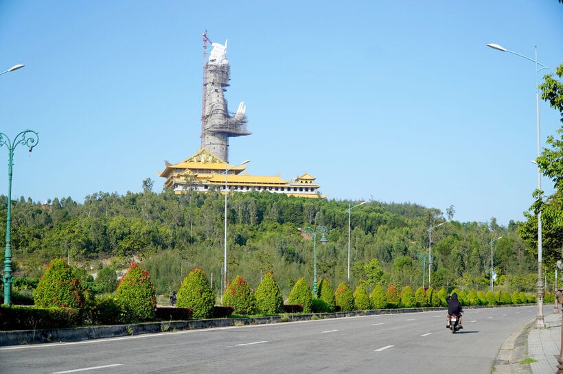 Minh Duc Pagoda seen from My Tra - My Khe street, Quang Ngai city. Photo: Vien Nguyen