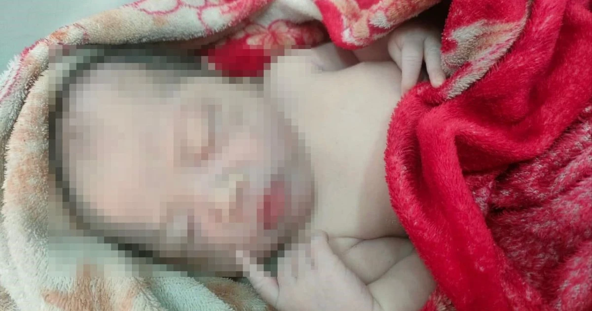 Buscan a familiares de un bebé recién nacido abandonado al costado de la carretera en Ciudad Ho Chi Minh