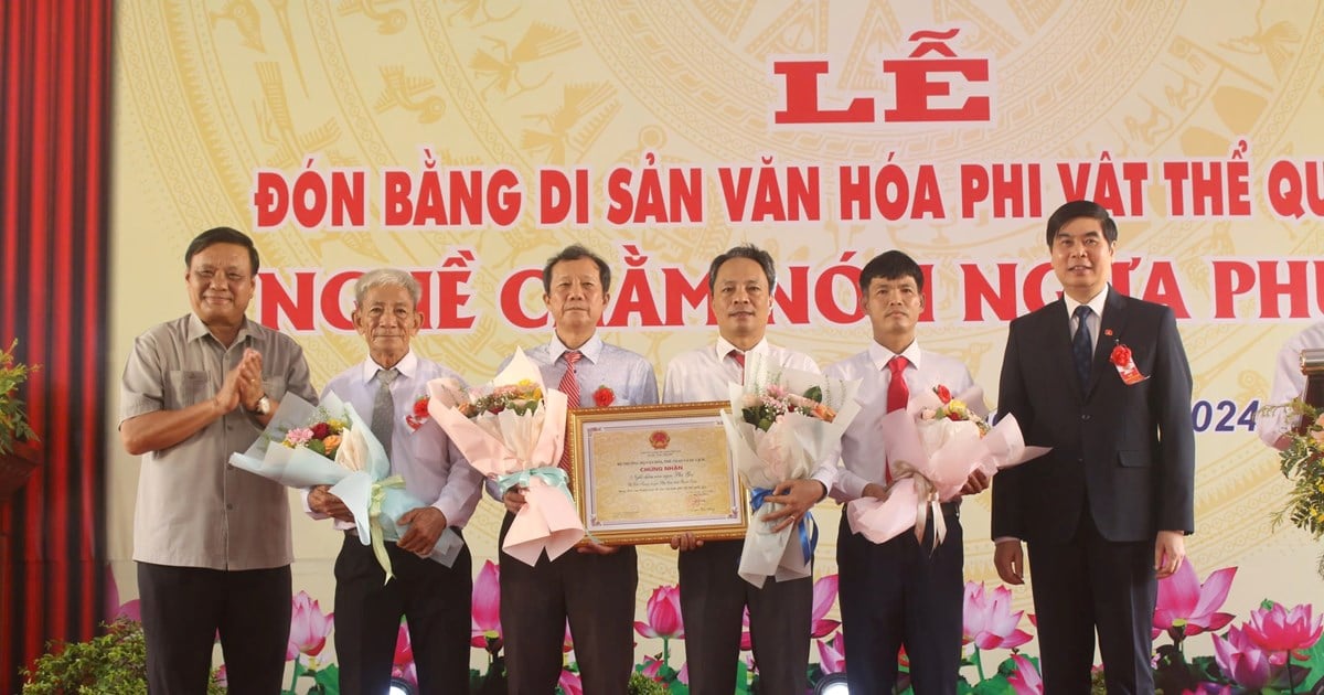 Binh Dinh reçoit le certificat national du patrimoine culturel immatériel « Artisanat de fabrication de chapeaux de cheval de Phu Gia »