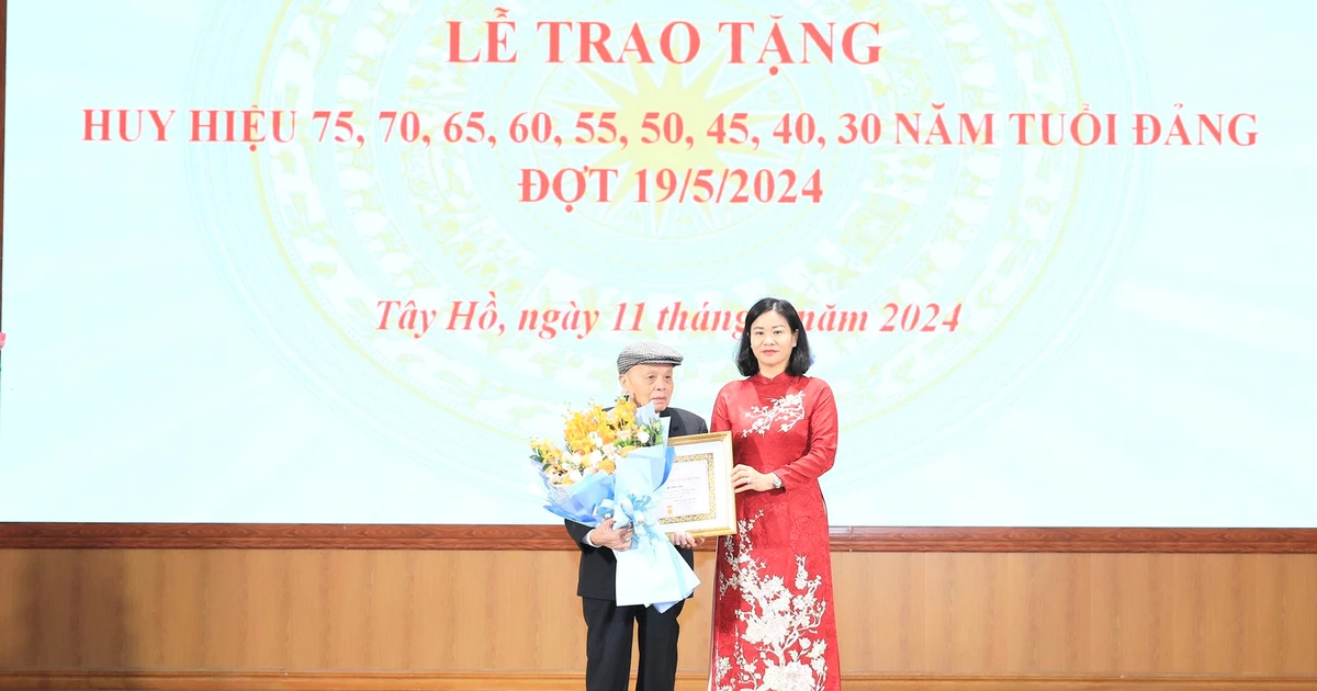 Trao tặng Huy hiệu Đảng đợt 19/5