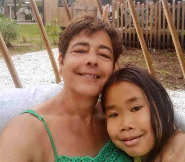 Französische Mutter sucht vietnamesische Familie für 9-jährige Tochter