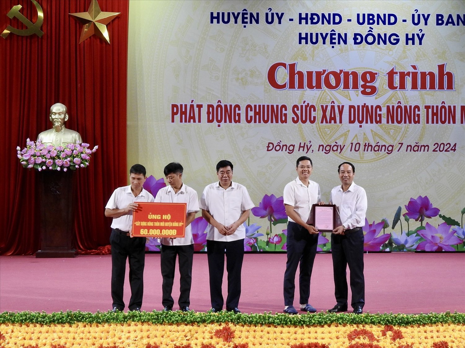 Bí thư Huyện ủy Nguyễn Văn Ngọc trao Thư cảm ơn các doanh nghiệp ủng hộ Chương trình