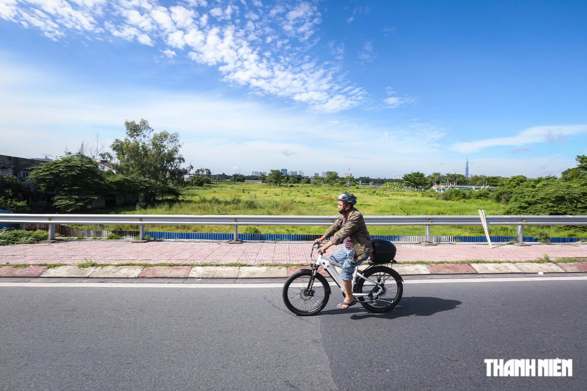 Công viên nước đời đầu tại TP.HCM bỏ hoang, cây cỏ mọc um tùm - Ảnh 1.