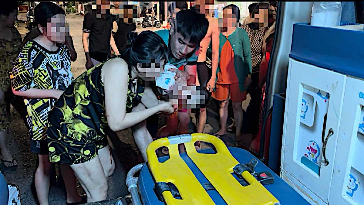 救急車が到着し、生後9ヶ月の赤ちゃんを救急室に搬送。写真：デュイ・トゥアン