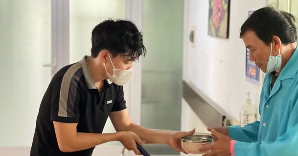 Le gars est passionné par la cuisine pour les patients