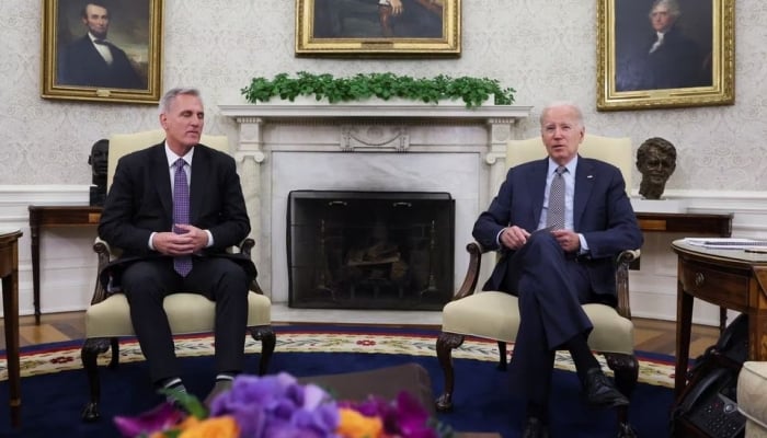 Le président Biden et le président de la Chambre des représentants McCarthy négocient pour empêcher le défaut de paiement des États-Unis