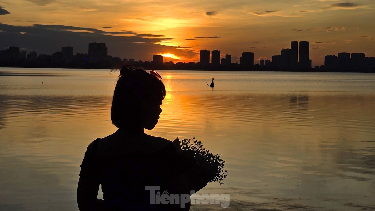 Viele Menschen strömen zum Westsee, um im Frühherbst in Hanoi den wunderschönen Sonnenuntergang zu erleben. Foto 9