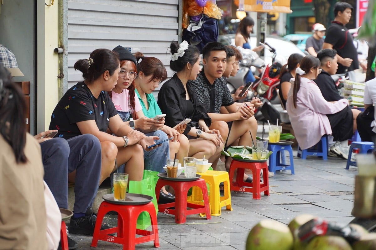 Tourists enjoy the first cold wind of the season in Hanoi photo 11