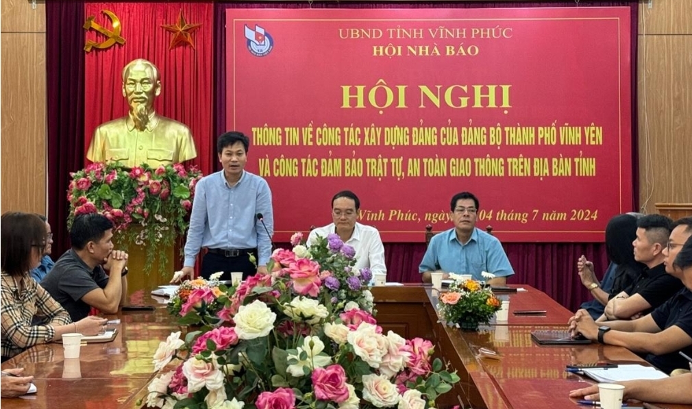 កាសែតខេត្ត Vinh Phuc បានរៀបចំសន្និសីទព័ត៌មានស្តីពីការងារសាងសង់គណៈកម្មាធិការបក្សទីក្រុង Vinh Yen រូបភាពទី ១