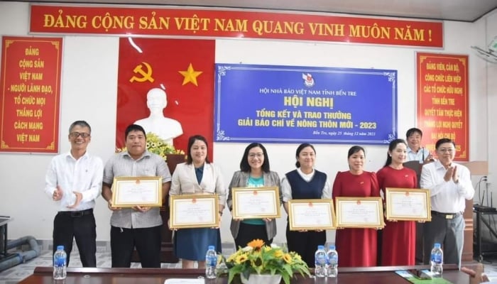 Hội Nhà báo tỉnh Bến Tre trao giải cho 24 tác phẩm đạt giải Báo chí về nông thôn mới 2023