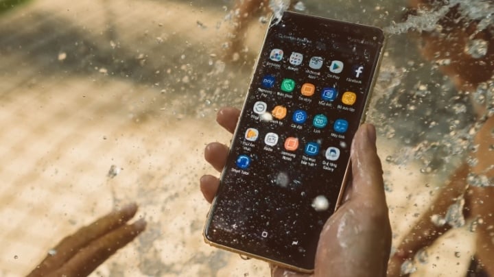 What to do if your phone gets wet? (Illustration).