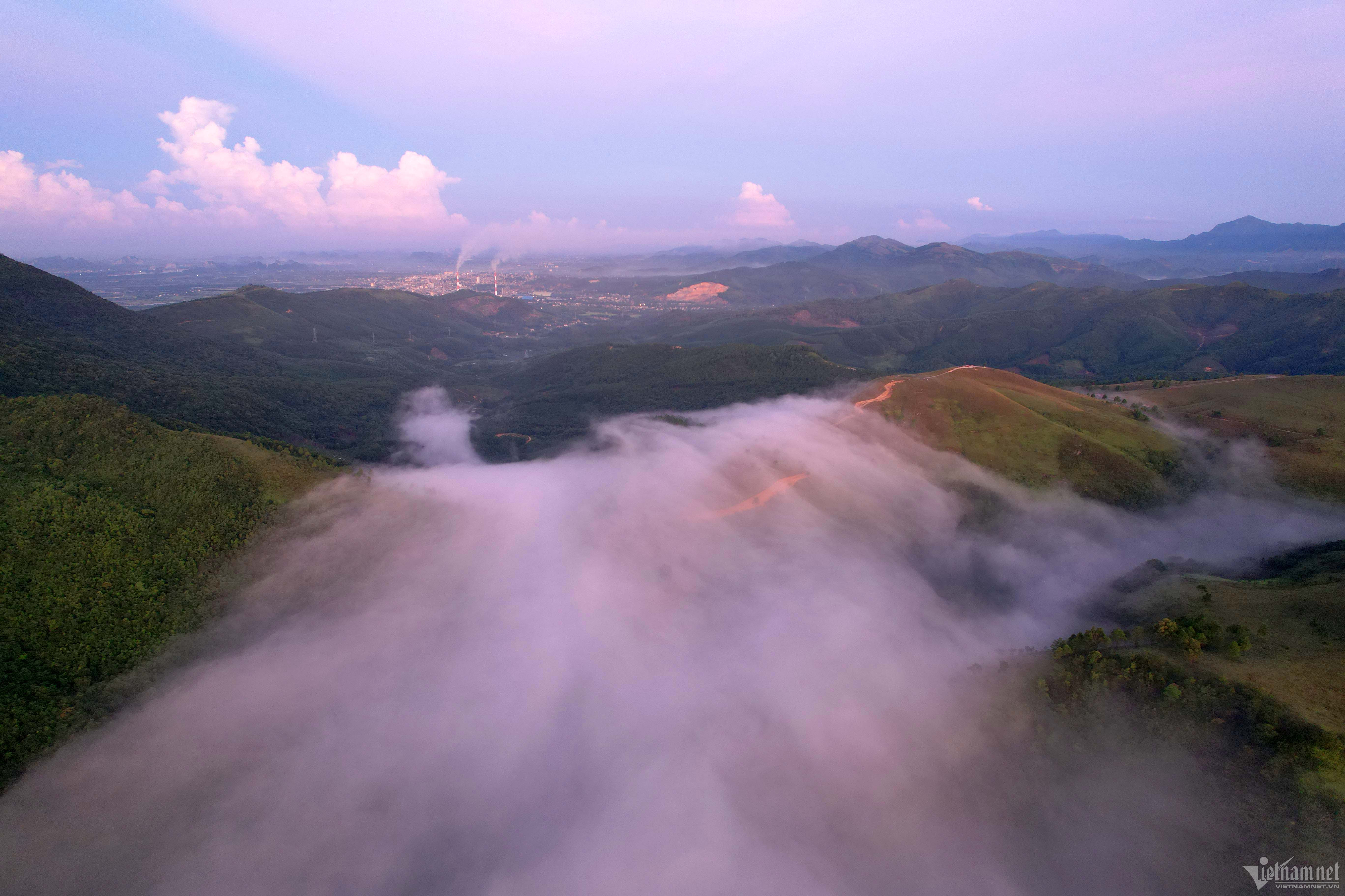 Điểm cắm trại săn mây 'siêu đỉnh' ở Quảng Ninh, cảnh đẹp không kém ở Tà Xùa