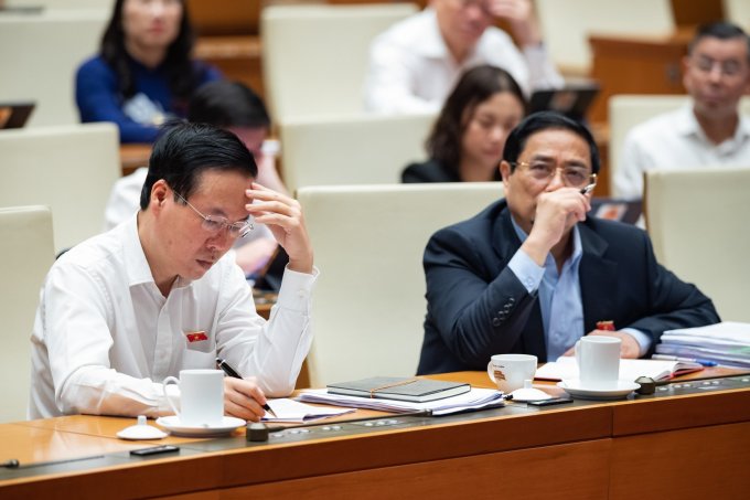 President Vo Van Thuong (left cover) and Prime Minister Pham Minh Chinh attend the question-and-answer session on the morning of June 8. Photo: National Assembly Media