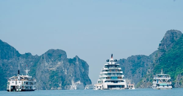 Impressionnant super yacht sur la baie d'Ha Long