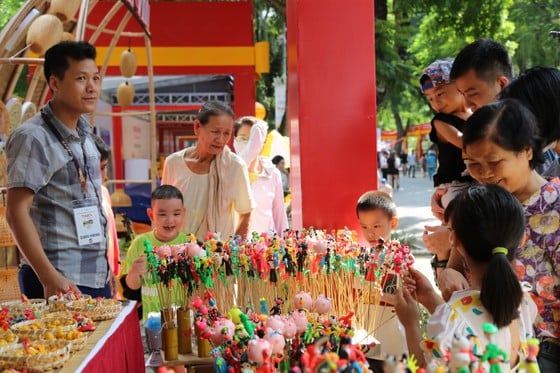 Tò he là một trong những gian hàng thu hút sự quan tâm của trẻ em. Ảnh: HÀ NGUYỄN