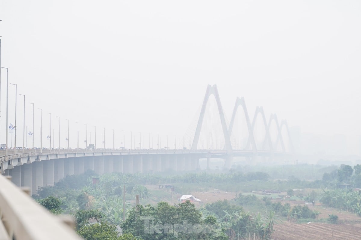 ខ្យល់ត្រជាក់បានមកដល់ វេលាម៉ោង ៩ ព្រឹក ទីក្រុងហាណូយនៅតែគ្របដណ្តប់ដោយអ័ព្ទពណ៌ស រូបថត ៧